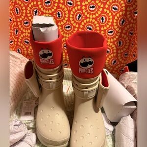 PRINGLES X CROC CLASSIC CRUSH BOOTS